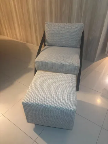 Poltrona Oficina Design com Puff jacquard Novo