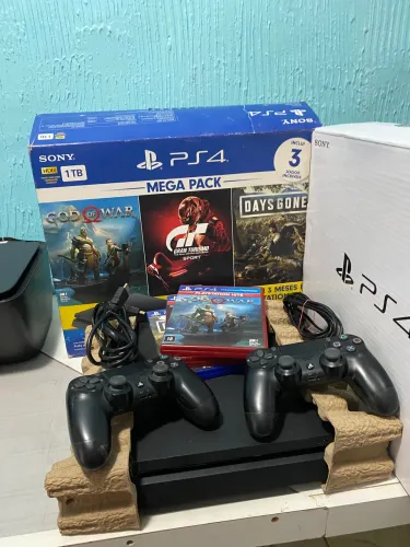 PS4 COM 2 CONTROLES + 3 JOGOS
