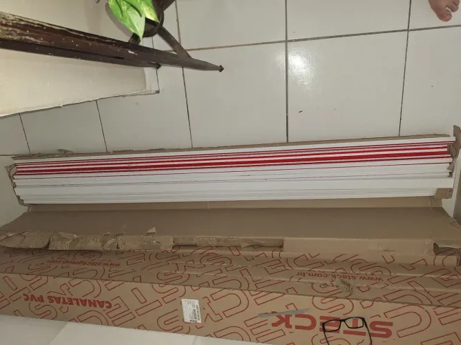 Vendo canaleta aparente , cada peça de 2 metros. unidade R$ 23.00 ou caixa c 15 R$ 300