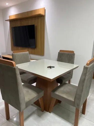 VENDO MESA COM 4 CADEIRAS SEMI-NOVA