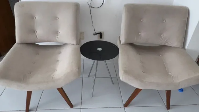 2 Cadeiras Estofadas + Mesinha Lateral