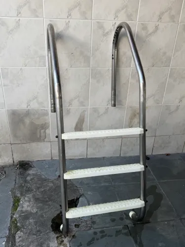 Escada de piscina em aço inox com 3 degraus