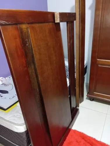 Vendo cama casal de madeira maciça com colchão. Preço R$ 700,00. Tratar fone *