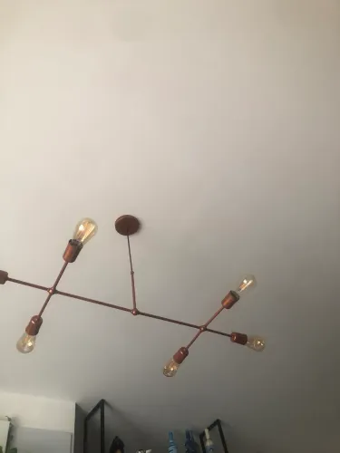 Lustre lindo com lâmpada