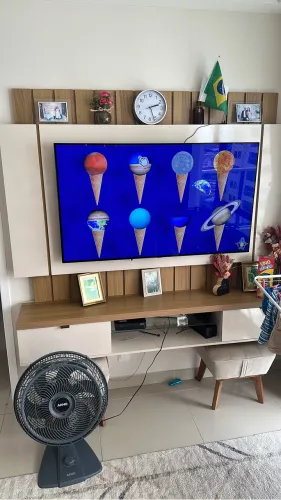 Painel para TV 1,80 x 1,58 m com LED - Amadeirado e Creme - Excelente Estado