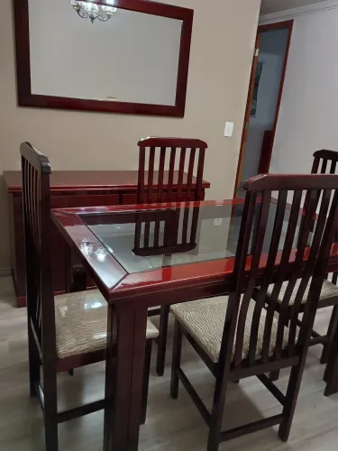 Conjunto sala de jantar ( mesa tampo vidro / 4 cadeiras / aparador/ espelho ) Madeira.
