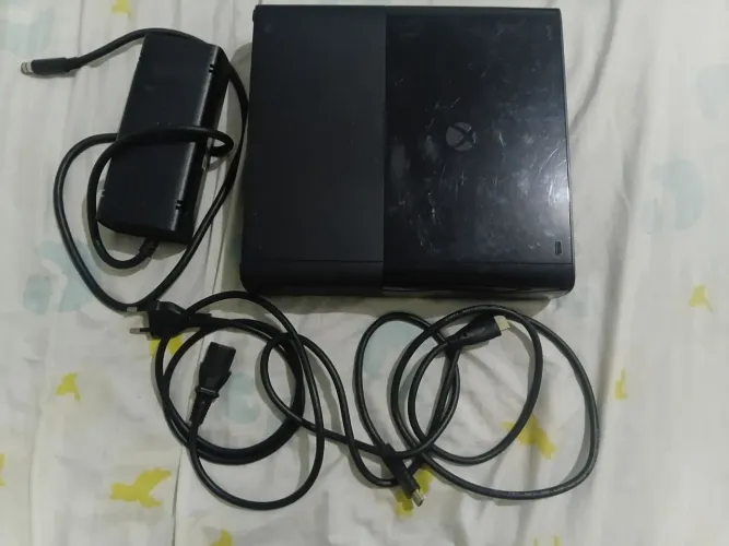 Xbox 360 slim consolo + fonte +cabos 300 mais nos pode negociar pra 280- 270