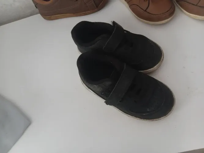 Lote de sapatos para meninos