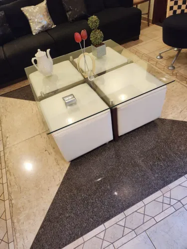 Mesa de centro com puff?s com rodízio