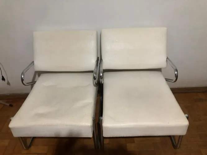 Cadeiras em corino branco com base em alumínio. Téo *
