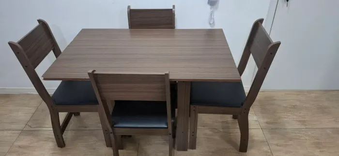 Mesa com 4 cadeiras