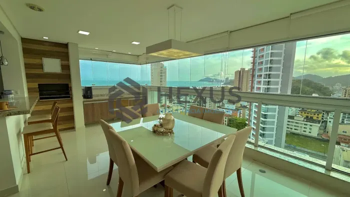 Apartamento reformado com varanda vista mar e lazer a 300m da praia na Enseada, Guarujá