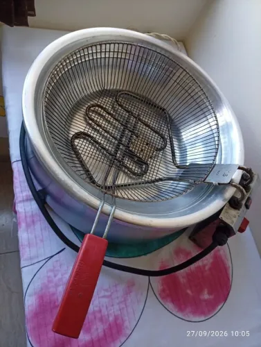 Fritadeira elétrica 12 volts 7,5 litros com dois tachos.