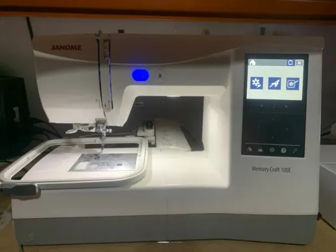 Máquina de bordado Janome Memory Craft100E