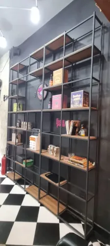 Estante industrial em ferro e madeira - sob medida - ideal para bar, loja ou escritório