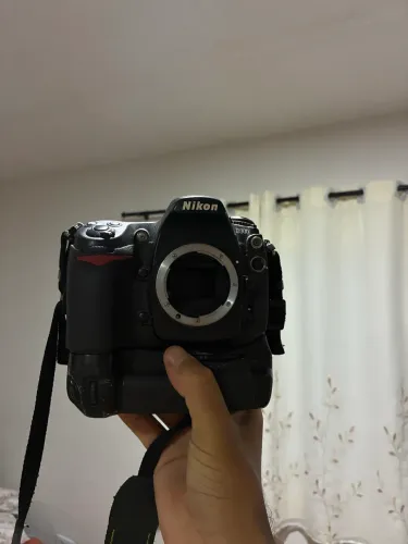 Corpo de câmera Nikon D300 + Grip de bateria. ( Uso amador) precisa trocar obturador
