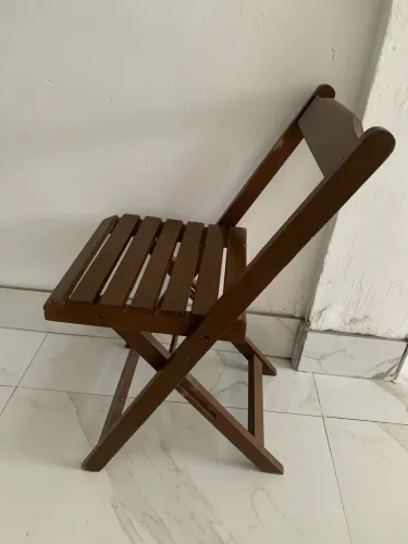 Vendo 10 cadeiras de madeira 50 reais cada