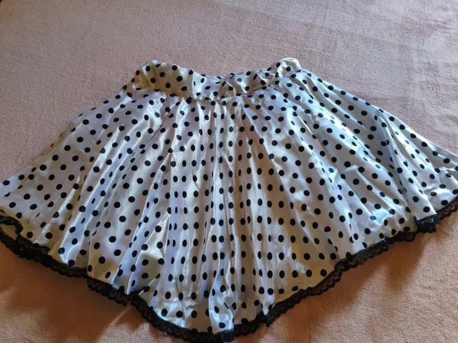 Saia branca com bolinha preta festa