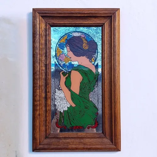 Espelho com Moldura em Madeira e Imagem de Mulher 