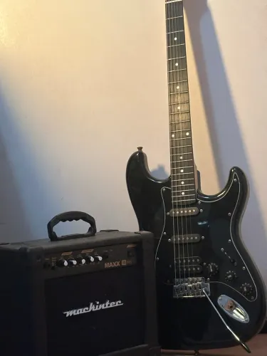 Kit Guitarra Giannini G-101 HSS + Amplificador Mackintec 15W + Cordas