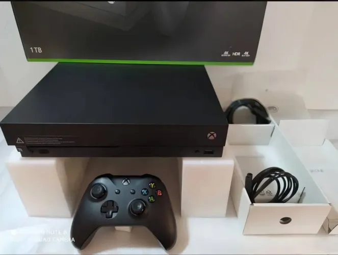 Xbox One X com defeito + acessórios originais (para peças)