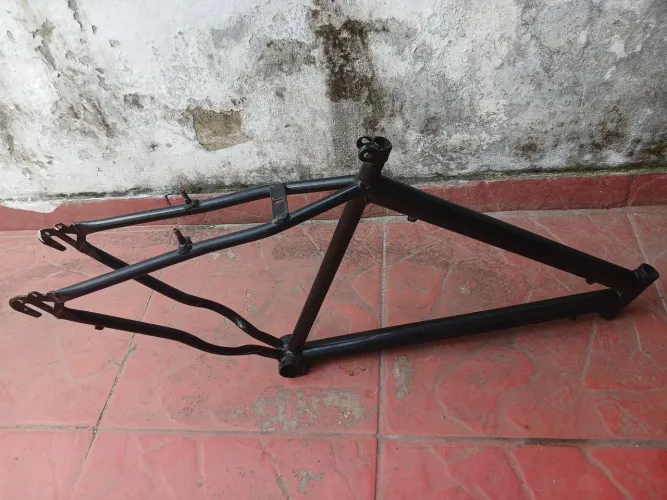 Quardro de aro 26 preto e um guidão da GTS