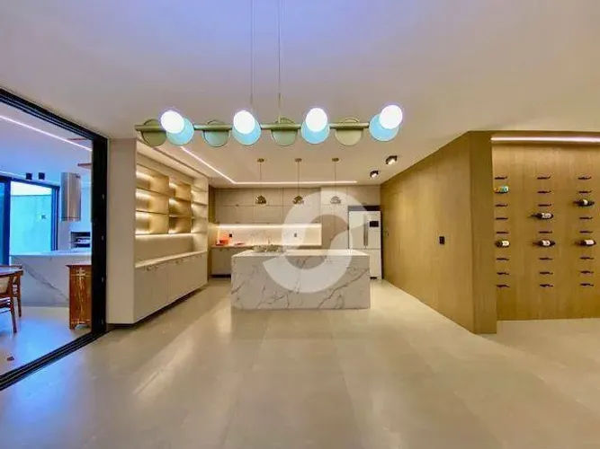 Casa moderna, sofisticada e a poucos metros da orla de Camboinhas