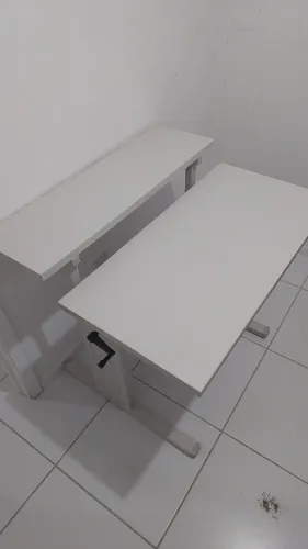Mesa de escritório para estudo e trabalho.
