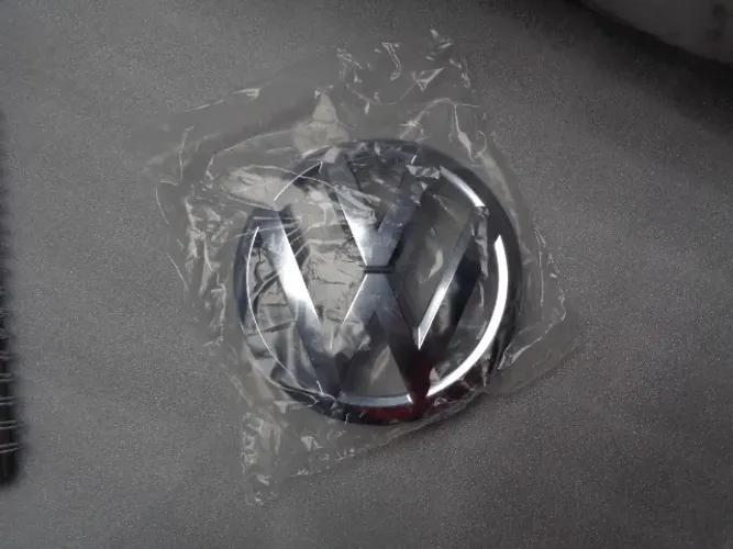 Emblema da grade dianteira da Volkswagen