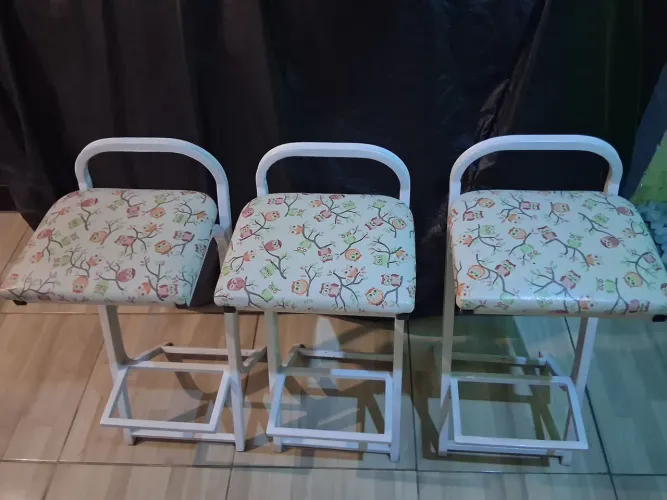 Banqueta semi nova toda perfeita <br>3 unidades <br>R$200,00