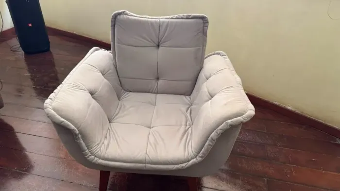 Poltrona Opala em Suede Cinza / Areia (Pés Palito)