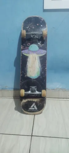Skate usado de marfim e fibra