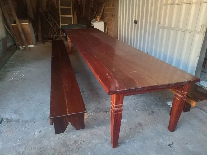 Vendo está linda mesa de madeira com 4 MTS por 1 ideal para seu sítio maravilhoso