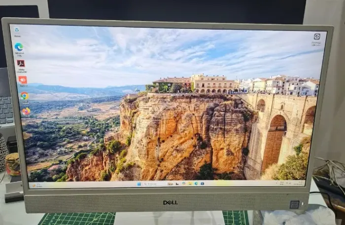 All in one Dell Inspiron 3477 Core I5 SSD NVME 7 Geração 24 Touch Detalhe