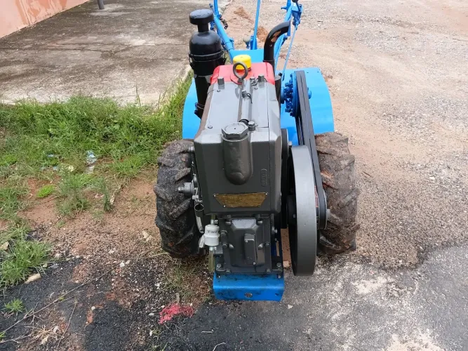 Micro trator tobatta  com  rotativa 