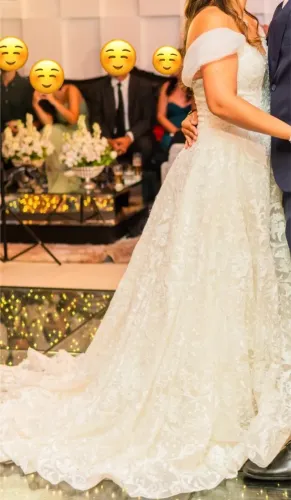 Vestido de Noiva Princesa/Evasê (Internovias Original) - Cauda Longa e Detalhes em Tule