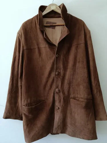 Jaqueta marron de camurça, fechamento frontal com botões, bolsos laterais. Com forro. GG