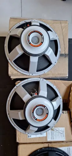 Kit com 2 Alto-Falantes Oversound Subwoofer 18" - 600W RMS - Seminovo - R$ 1300,00 - Cinza