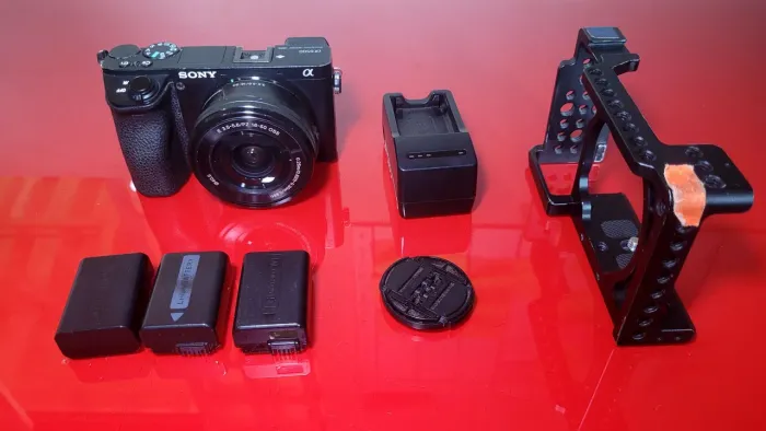 Sony Alpha A6500 + lente 16-50mm + 3 baterias + cage