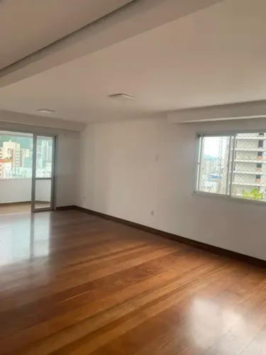 Apartamento com três quartos, sendo uma suíte no Centro - Itajaí - SC. Próximo à Igreja M