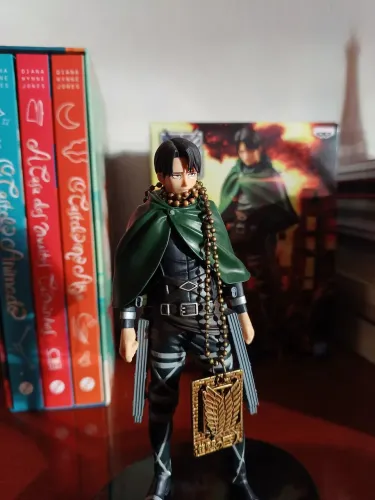 Boneco Levi Ackermann Bandai Attack On Titan + Brinde mangá vol. 20