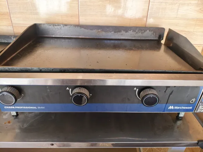 Vende-se mesa de inox e chapas
