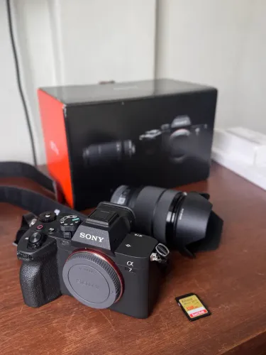 Câmera Sony A7IV + lente + SD e caixa