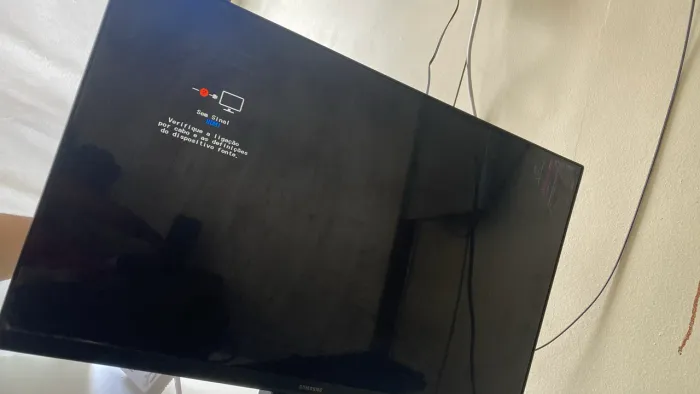 Monitor gamer 100hz com marca na tela