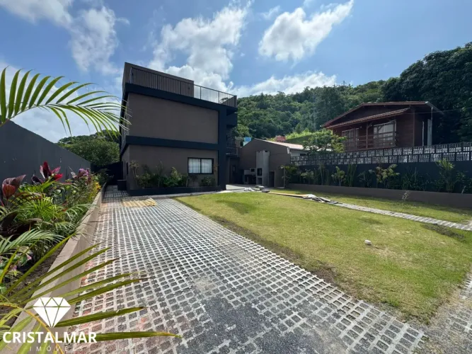 Casa com 5 quartos, piscina e elevador a 250m do mar em Morrinhos