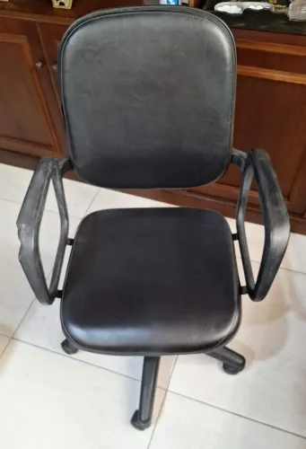 Cadeira de Escritório Giratória Couro Preta com Braços - R$ 250