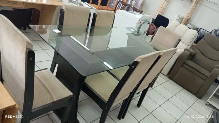 Vendo mesa de vidro com 6 cadeiras estofadas