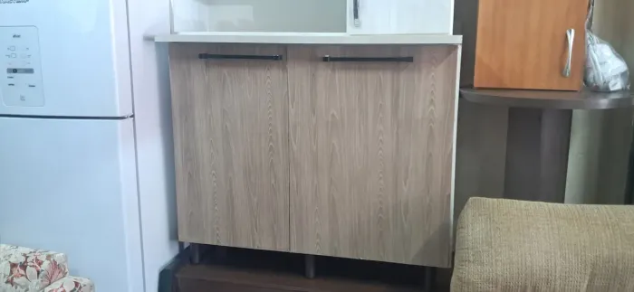 Um balcão de cozinha 2 portas cor mesclado 
