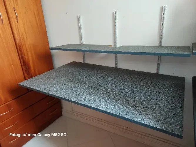 Mesa de parede com prateleira, regulagem de altura e Cadeira Giratória Flexform de Brinde