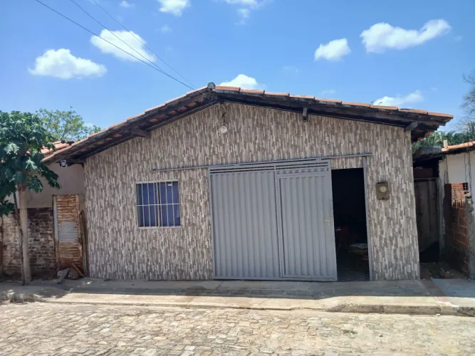 Casa de 300 m quadrado, com mais 3 lotes tudo murado